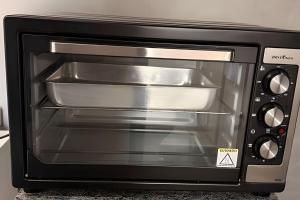 a toaster oven with its door open on a counter at Quitinete inteligente Centro da Cidade Unidade 1 in Presidente Prudente