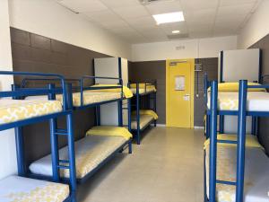 a room with several bunk beds in a dorm room at Alberg Deltebre Xanascat in Deltebre +42 photos