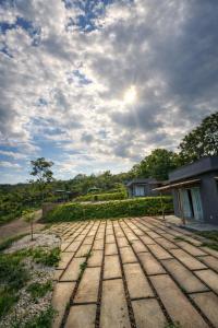 a brick walkway in front of a building at Chalé portal da serra in Serra do Cipo