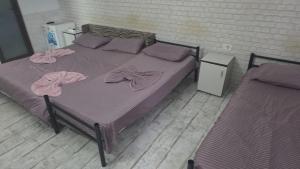 a bed with pink towels on it in a bedroom at Magda in Constanţa