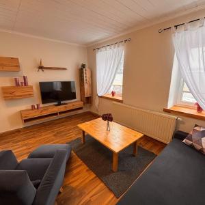 a living room with a couch and a coffee table at Ferienwohnung Am Schleizer Dreieck in Schleiz