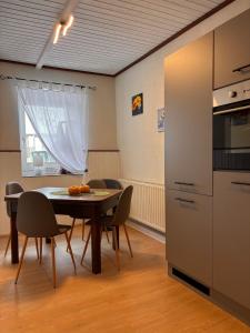 a kitchen with a table and chairs in a room at Ferienwohnung Am Schleizer Dreieck in Schleiz