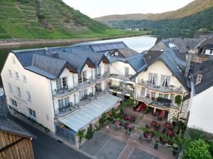 an aerial view of a house with a lake at Hotel zum Moselstrand in Briedern