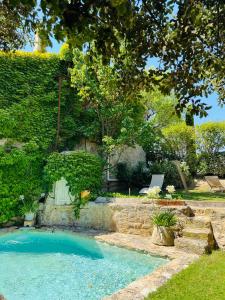 a swimming pool in the yard of a house at Domaine La Parpaille in Cucuron