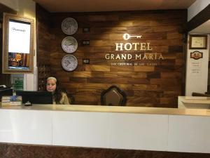 a woman sitting at a hotel grand marla counter at Hotel Grand Maria in San Cristóbal de Las Casas