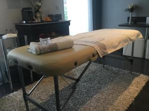 a bench with a towel on it in a room at Suite Couture in Ernestviller