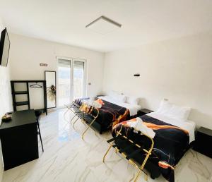 a room with three beds in a room at BeB VillaReal in Balvano