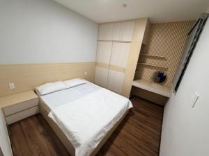 a small bedroom with a bed and a closet at Youyi House in Dĩ An