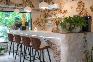 TV a/nebo společenská místnost v ubytování Enigmatic Boutique Hotel