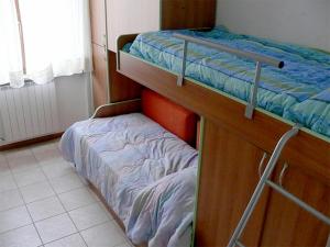 ポルペナッツェ・デル・ガルダにあるAppartamenti Polpenazzeの二段ベッド2組が備わる客室です。