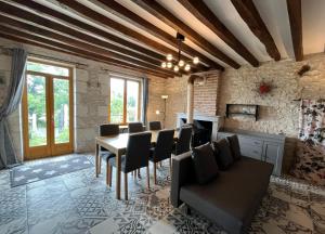 a dining room with a table and chairs at Gîte climatisé avec jacuzzi privé & terrasse - jusqu'à 7 pers entre Blois et Amboise in Chouzy-sur-Cisse