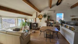 a living room with a couch and a table at Appartement typique in Pertuis