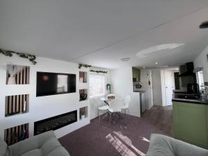 a living room with a tv on a wall with a table at Soluthera in Par
