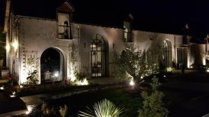 a house at night with lights in the yard at Les Granges de Juvardeil in Juvardeil