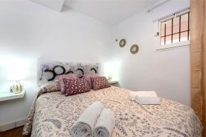 a bedroom with a bed with two towels on it at Fuente de la Duquesa in Manilva