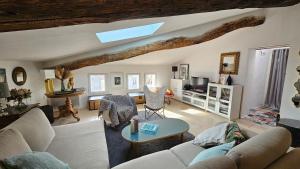 a living room with a couch and a table at Appartement typique in Pertuis