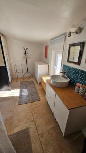 a large bathroom with a sink and a tub at Appartement typique in Pertuis