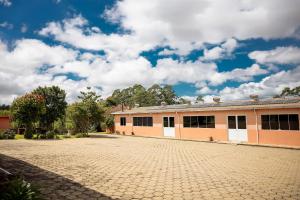 a building with a brick driveway in front of it at Véio Chico’s Ranch | Swimming Pool | Barbecue in Ibiúna +37 photos