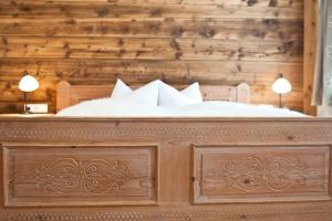 A bed or beds in a room at s'Landhaus