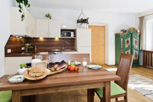 una cocina con una mesa de madera con comida. en s'Landhaus, en Neustift im Stubaital