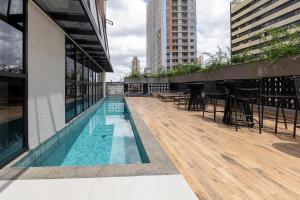 a swimming pool on the roof of a building at Ibiza 2410 · Vista incrível: Piscina, Academia e Bem Localizado in Curitiba