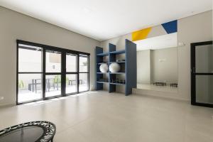 a room with a large window and a table and chairs at Ibiza 2410 · Vista incrível: Piscina, Academia e Bem Localizado in Curitiba