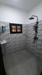 a bathroom with a sink and a window at Villa Moderne 4 Chambres avec Suite in Loué +6 photos
