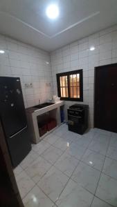 an empty kitchen with a stove and a sink at Villa Moderne 4 Chambres avec Suite in Loué