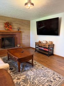 a living room with a coffee table and a flat screen tv at Diamond Retreat in Sweeden