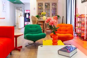 ein Wohnzimmer mit bunten Stühlen und einem Tisch in der Unterkunft Ciao Mi - Accoglienti camere con bagno privato - Milano Niguarda e Bicocca in Mailand