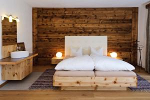A bed or beds in a room at s'Landhaus