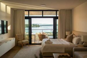a bedroom with a bed and a view of the water at La Capitainerie du Lac-Mégantic in Lac-Mégantic