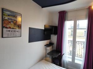 a hotel room with a bed and a window at Accueil Hôtel Paris Pigalle Montmartre - Hôtel rénové in Paris