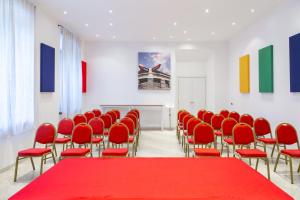 ein Konferenzraum mit roten Stühlen und einem roten Tisch in der Unterkunft Ciao Mi - Accoglienti camere con bagno privato - Milano Niguarda e Bicocca in Mailand