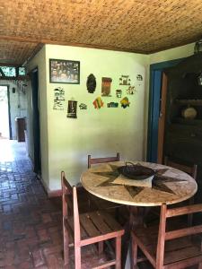 a table and chairs in a room with a wall at Pousada Recanto dos Chalés - Itambé do Mato Dentro in Itambé do Mato Dentro +44 photos