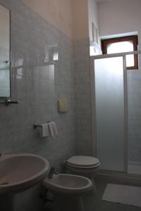 Bilik mandi di Hotel 2 Mari - Vieste