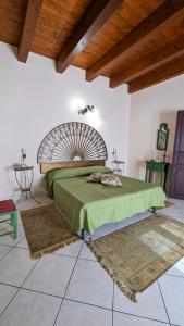 ein Schlafzimmer mit einem großen Bett und einer Holzdecke in der Unterkunft Case D'Anna in Castellammare del Golfo