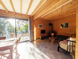 a room with a bed and a desk in a cabin at Aux Gîtes d'Orient in Géraudot