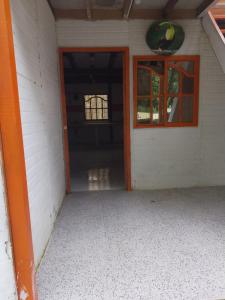 ein leerer Raum mit einer Tür und einem Fenster in der Unterkunft Kokomo in Coveñitas