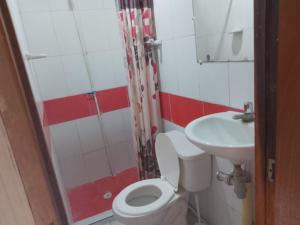 ein Badezimmer mit Toilette und Waschbecken in der Unterkunft Kokomo in Coveñitas