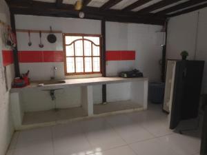 eine Küche mit Spüle und Fenster in der Unterkunft Kokomo in Coveñitas