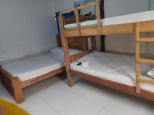 ein paar Etagenbetten in einem Zimmer in der Unterkunft Kokomo in Coveñitas