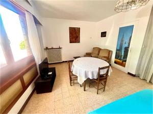 a dining room with a table and chairs in a room at Le Petit Ousson Studio avec Jardin in Briare