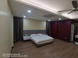 a bedroom with a bed and a ceiling at Sweetsweet homestay in Banting