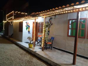 eine Terrasse mit Tisch, Stühlen und Beleuchtung in der Unterkunft Kokomo in Coveñitas