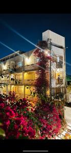 a building with a bunch of flowers in front of it at Hotel Sol de Ica in Ica