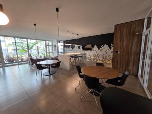 a room with a table and chairs and a kitchen at Apartamento en Parque Mateo in Guatemala