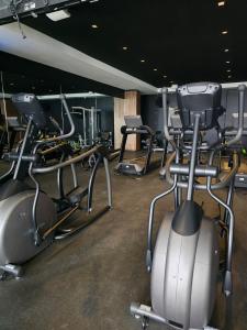 a gym with several exercise bikes in a room at Apartamento en Parque Mateo in Guatemala