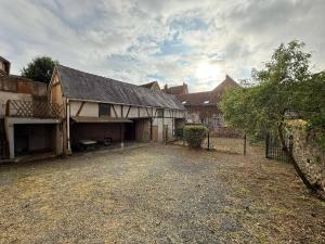 an old house with a barn with a yard at Le Franche in Châtillon-sur-Loire