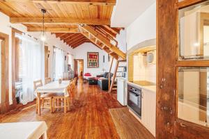 a kitchen and living room with a table and chairs at Casas da Biquinha in Sintra